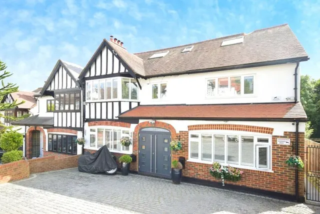 Photo 3 — Oakhurst Rise, Carshalton, SM5