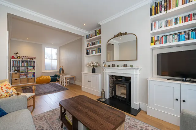 York Road, Brentford, TW8, photo 3
