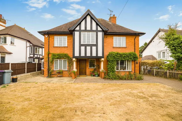 Hilltop on Barrowby Road, Grantham, photo 1