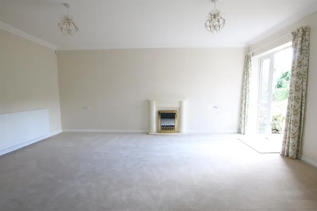 Kingston Avenue, Leatherhead, KT22, photo 2