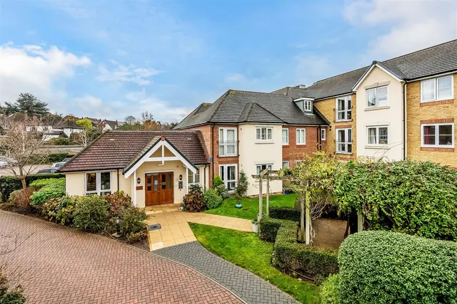 Kingston Avenue, Leatherhead, KT22, photo 1