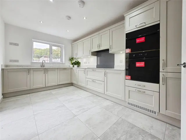 Llys Royal Oak, Rhydyfro, SA8, photo 2