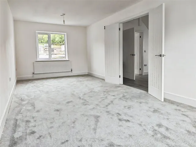Llys Royal Oak, Rhydyfro, SA8, photo 3