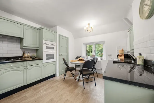 Old Woking Road, Pyrford, GU22, photo 3