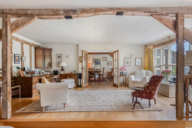Impressive Grade II Listed Barn Conve, photo 2