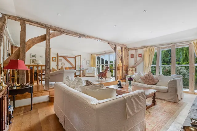 Impressive Grade II Listed Barn Conve, photo 3