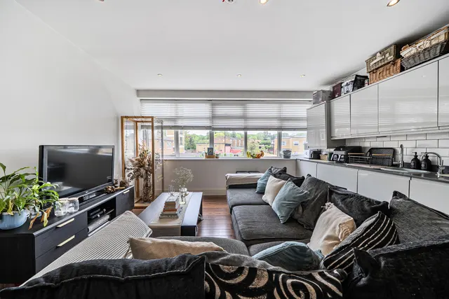 Breakspear Road, HA4, photo 2