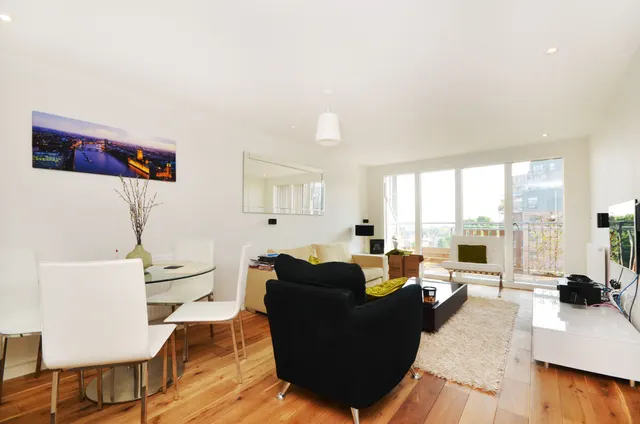 172 Seren Park Gardens, London, photo 1