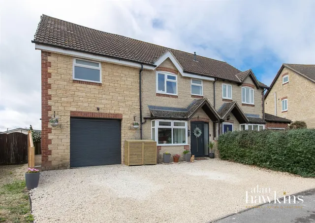 St. Marys Close, Bradenstoke, SN15, photo 1