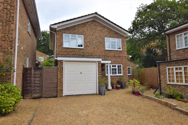 Woodlands Close, Hawley, Surrey, GU17 9HZ, photo 1