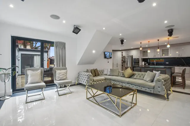 Ingram Way, Greenford, UB6, photo 2