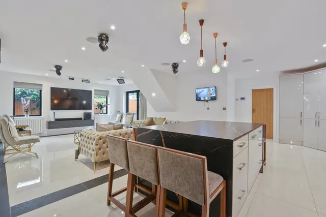 Ingram Way, Greenford, UB6, photo 3