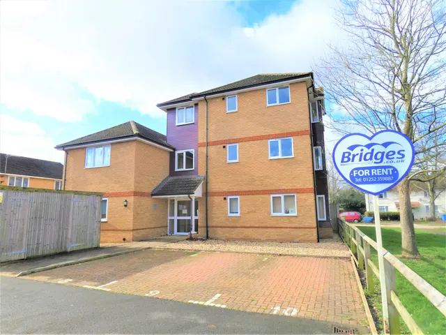 Meadow Road, Farnborough, Hampshire, GU14 8FE, photo 1