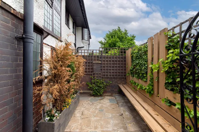 Photo 2 — Great North Road, Highgate, N6 4LU