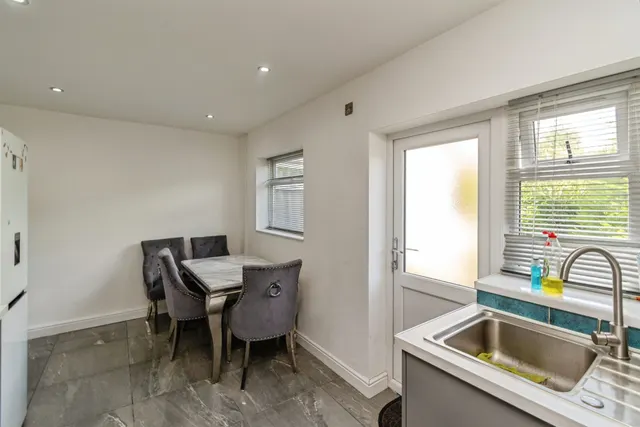 Crossland Crescent, Claregate, WV6, photo 3