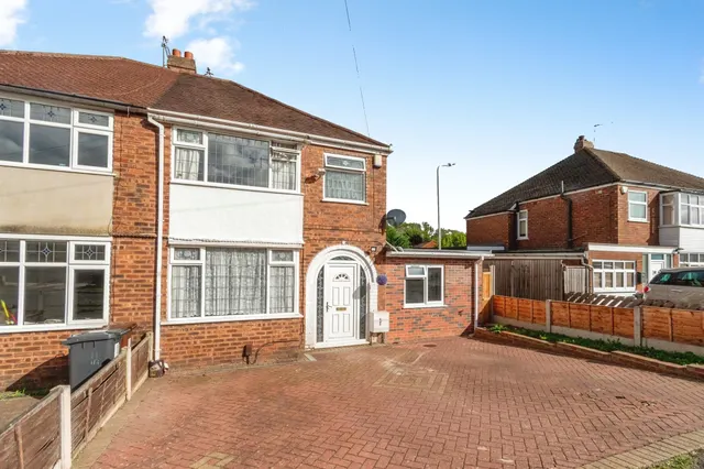 Crossland Crescent, Claregate, WV6, photo 1
