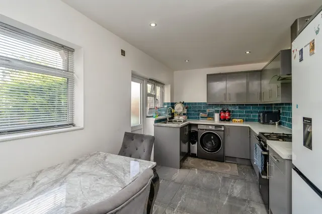 Crossland Crescent, Claregate, WV6, photo 2