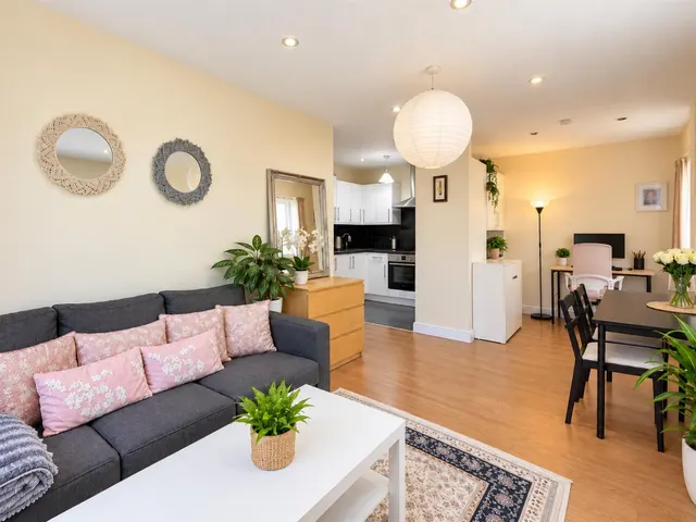 bed Apartment To LetMarchside Close, Heston, TW5, photo 2