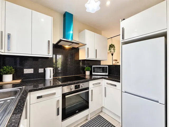 bed Apartment To LetMarchside Close, Heston, TW5, photo 1