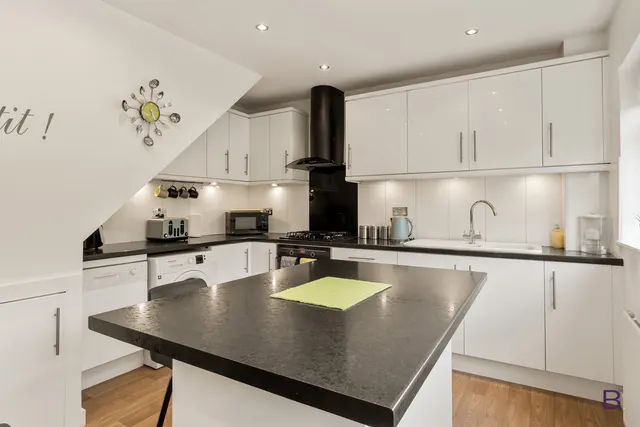 Hillcrest Road, Thornton, BD13, photo 3