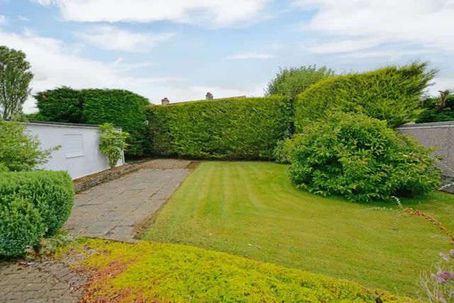 Photo 2 — 21 Northacre, Kilwinning, KA13 7DS