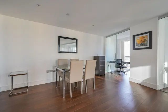 London, E14, photo 2