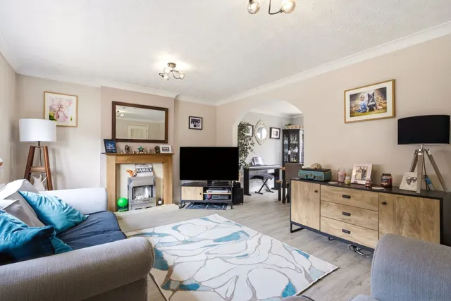 Holly Farm Close, Caddington, LU1, photo 2