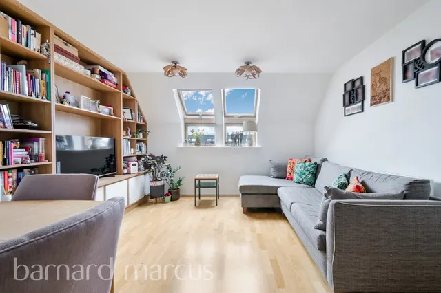 Garratt Lane, London, SW18, photo 2