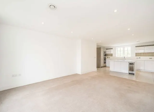 Photo 2 — Ashridge Close, Finchley, N3