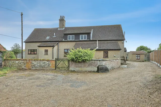 5 bedroom house — Cook Road, Holme Hale