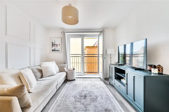 Nightingale Walk, Farnham, Surrey, GU9, photo 1
