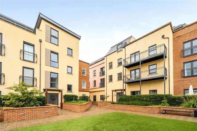 Nightingale Walk, Farnham, GU9, photo 1