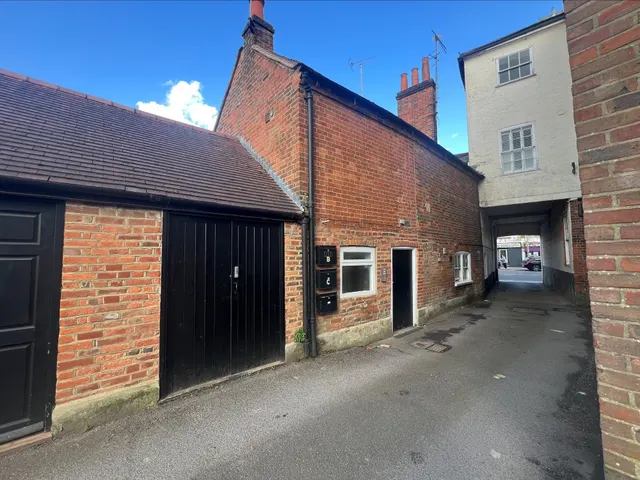 1 bedroom flat — Flat B, 1-3 The Broadway, Newbury, Newbury, RG14 1AS