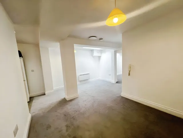 Photo 2 — Flat B, 1-3 The Broadway, Newbury, Newbury, RG14 1AS