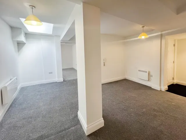 Photo 3 — Flat B, 1-3 The Broadway, Newbury, Newbury, RG14 1AS