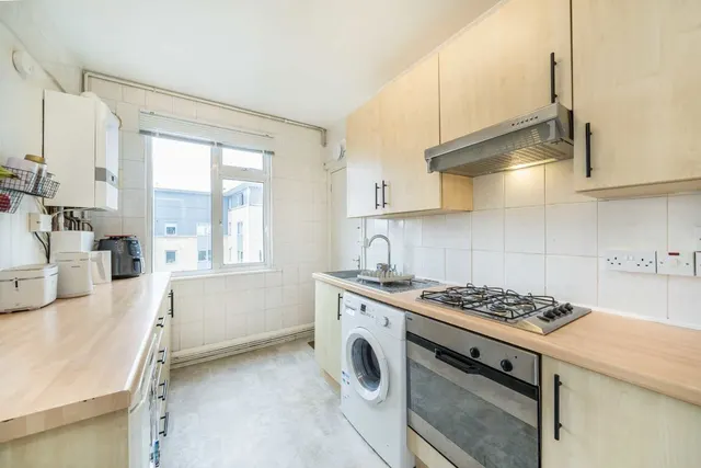 Balham High Road, SW17, photo 3