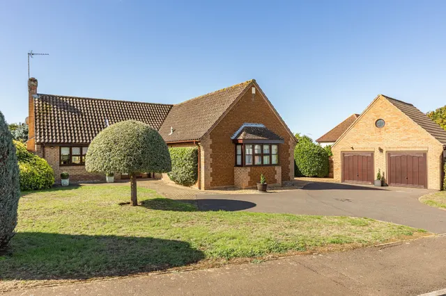 Three Bedroom Detached Bungalow with, photo 1