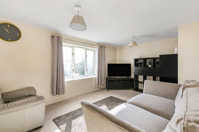 Mead Court, Egham, TW20, photo 2