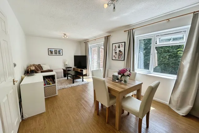 Photo 2 — Hale Reeds, Farnham, Surrey, GU9 9BN