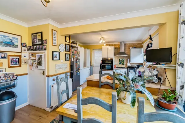 Frampton Close, Colden Common, SO21, photo 2