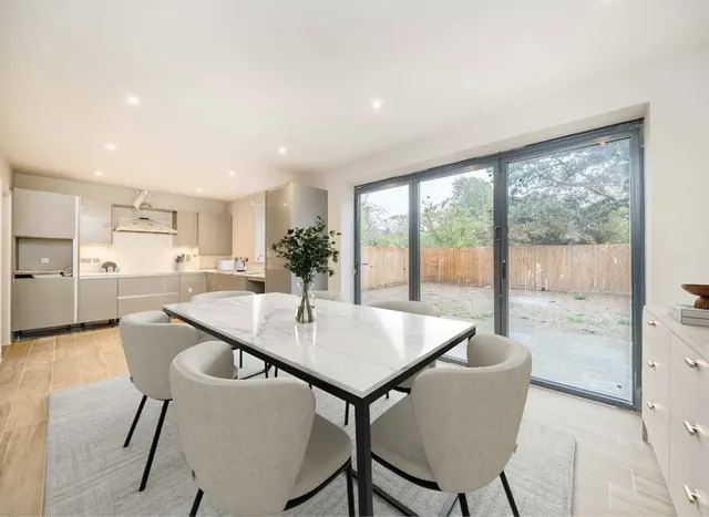 Orchard Road, Chessington, KT9, photo 2