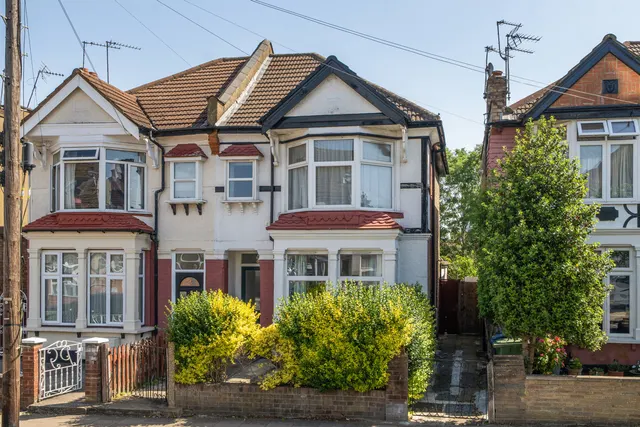 Four Bedroom Semi-Detached Family Home with Excellent Potential, HA1, photo 1