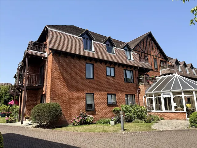 Hartford Court, Hartley Wintney, Hampshire, RG27 8PQ, photo 1