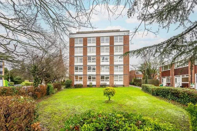 Photo 3 — 2 Brett House, Putney Heath Lane, London