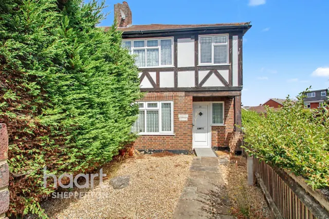The Drive, Ashford, TW15, photo 1