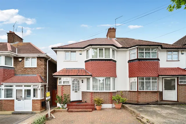 Oakington Manor Drive, Wembley, photo 1