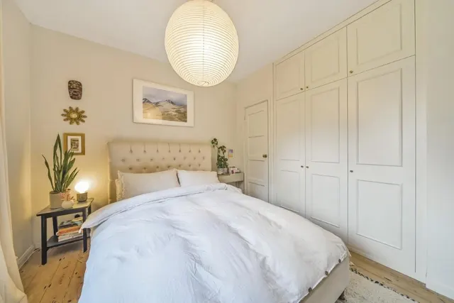 Photo 3 — Thornton Road, London, SW12