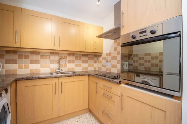 Photo 2 — 38 Holman Close, Waterlooville, PO8 8HD