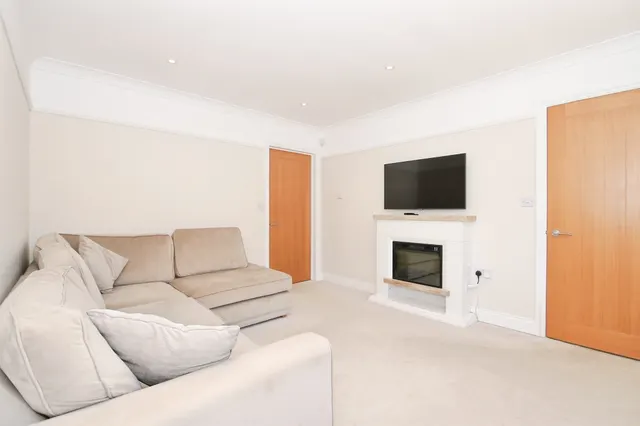 Hallcroft Road, Peterborough, PE7, photo 2