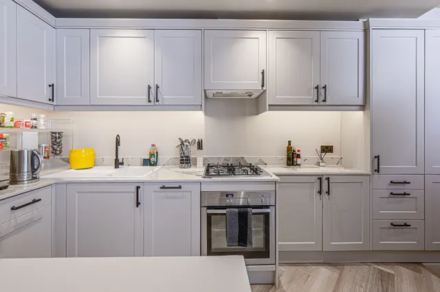 Photo 2 — Basement Flat, 16 Wetherby Place, London